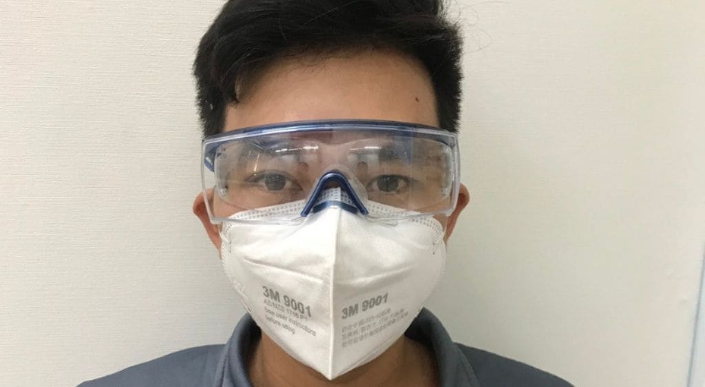 Sử dụng kính bảo hộ khi tham gia giao thông hoặc làm việc trong môi trường bụi, hóa chất,...