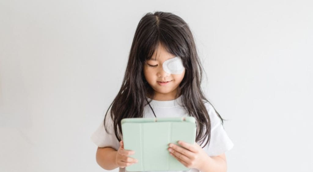 Sử dụng liệu pháp dán mắt để điều trị nhược thị bẩm sinh cho trẻ