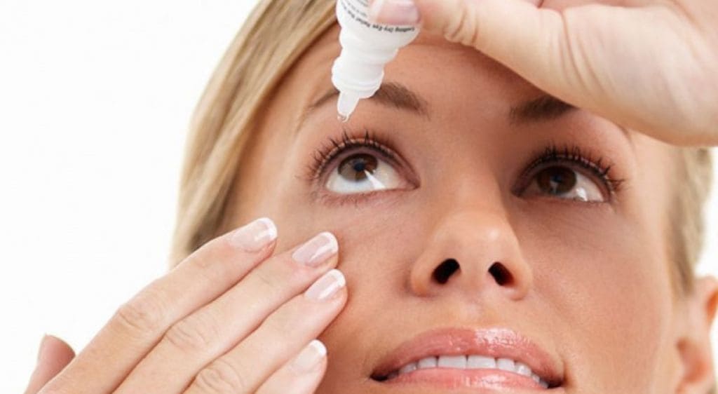 Sử dụng nước mắt nhân tạo giúp làm dịu bề mặt giác mạc