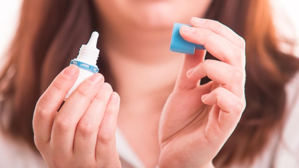 Sử dụng thuốc nhỏ mắt chống viêm và cải thiện chức năng tuyến lệ