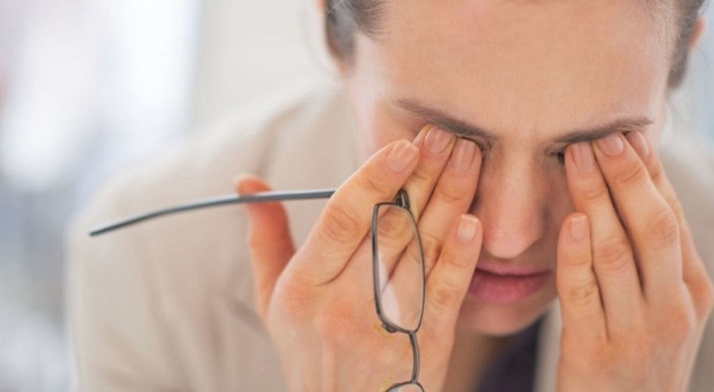 Tầm nhìn nhòe mờ, nhạy cảm với ánh sáng là triệu chứng sẹo giác mạc phổ biến