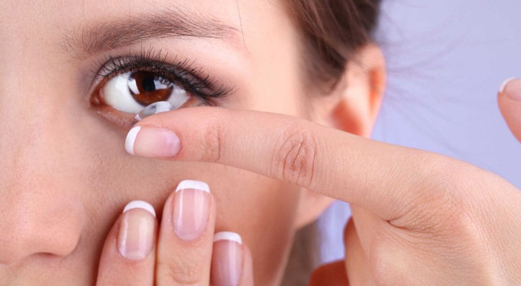 Thói quen đeo kính áp tròng cũng có thể gây trầy xước giác mạc