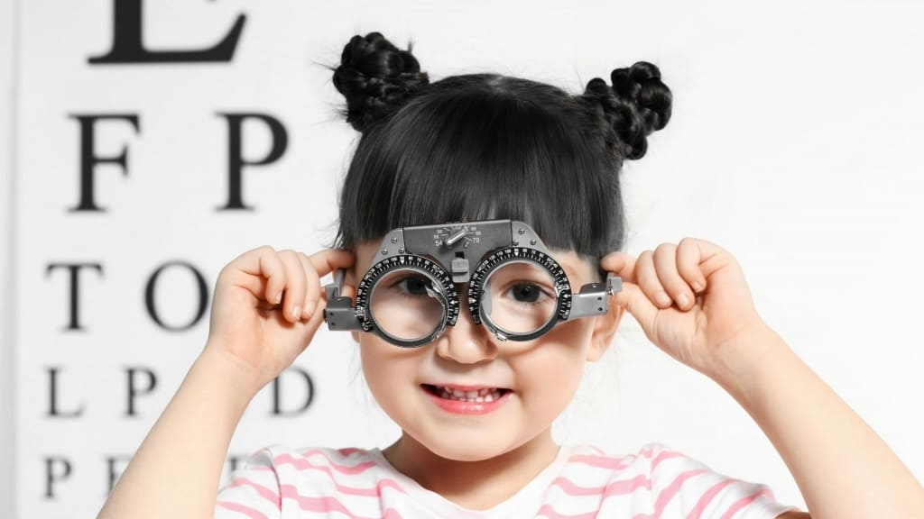 Trẻ cận thị cần được đeo kính đúng độ để hạn chế dẫn đến nhược thị ở cả 2 mắt