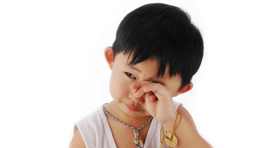 Trẻ thường xuyên dụi mắt có thể là dấu hiệu ban đầu của viêm giác mạc