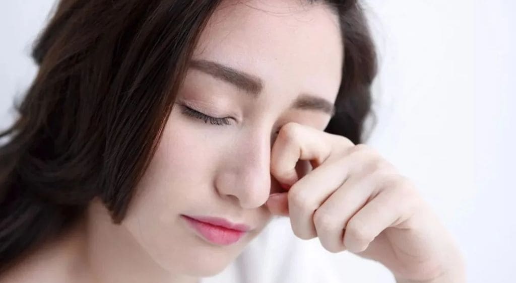 Tuyệt đối không dụi mắt vì có thể làm dị vật cắm sâu hơn