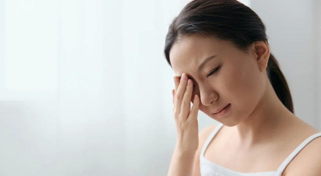 Tuyệt đối không được dụi mắt khi bị bỏng giác mạc để hạn chế tổn thương nặng hơn