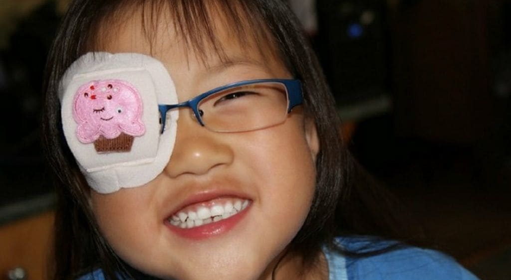 Việc đeo kính là điều kiện tiên quyết giúp thực hiện các bài tập kích thích mắt