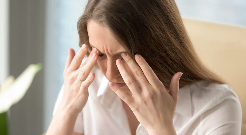 Viêm giác mạc sợi khiến người bệnh nhạy cảm, sợ ánh sáng