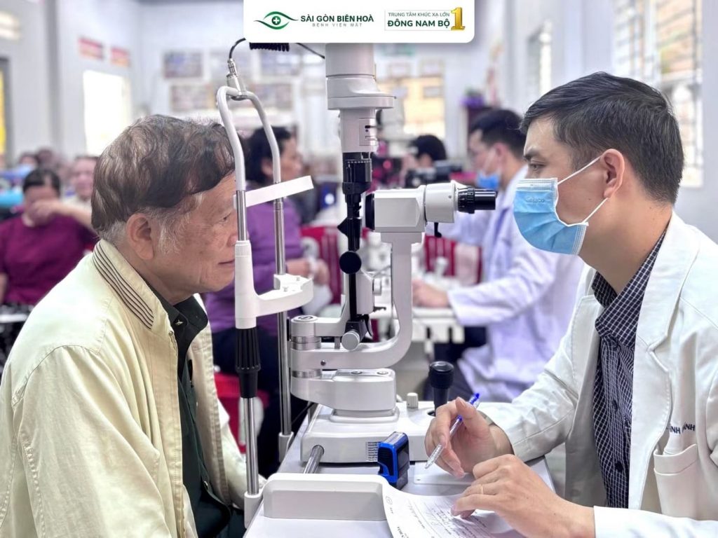 Bác sĩ Bệnh viện Mắt Sài Gòn Biên Hòa tận tình thăm khám và tư vấn bệnh lý về mắt cho người cao tuổi.
