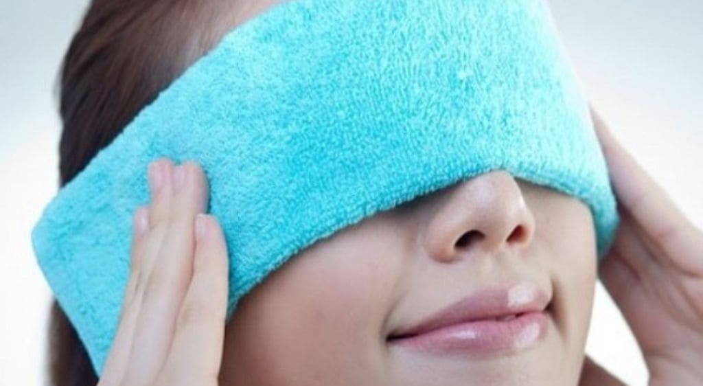 Chườm lạnh để giúp co mạch và giảm phù nề sau đó chườm ấm để kích thích lưu thông máu