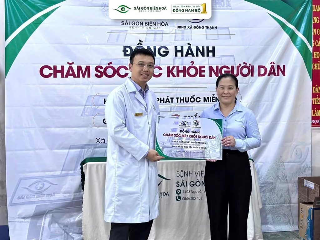 Đại diện Bệnh viện Mắt Sài Gòn Biên Hòa trao chứng nhận đồng hành chăm sóc thị lực cho địa phương xã Đông Thạnh.
