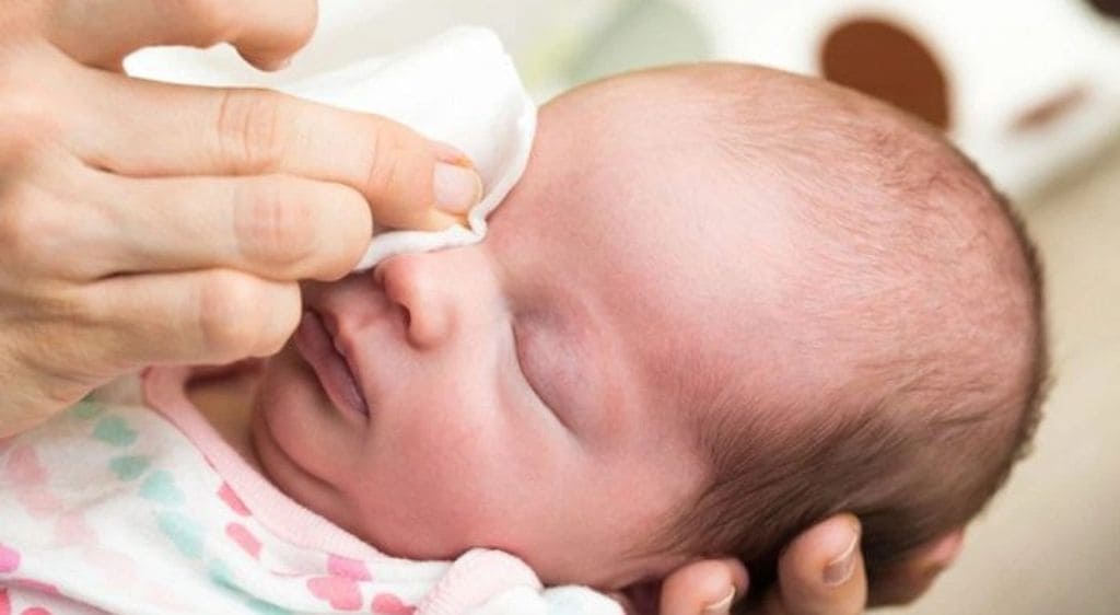 Day mắt giúp tạo áp lực để đẩy trôi màng ngăn hoặc dịch nhầy tích tụ