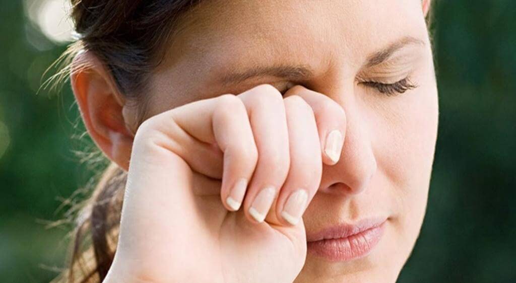 Dụi mắt mạnh khi có bụi có thể gây tổn thương giác mạc