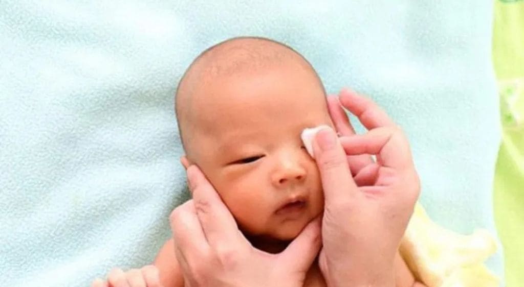 Dùng lực vừa phải ấn vào túi lệ và vuốt dứt khoát xuống dọc theo sống mũi