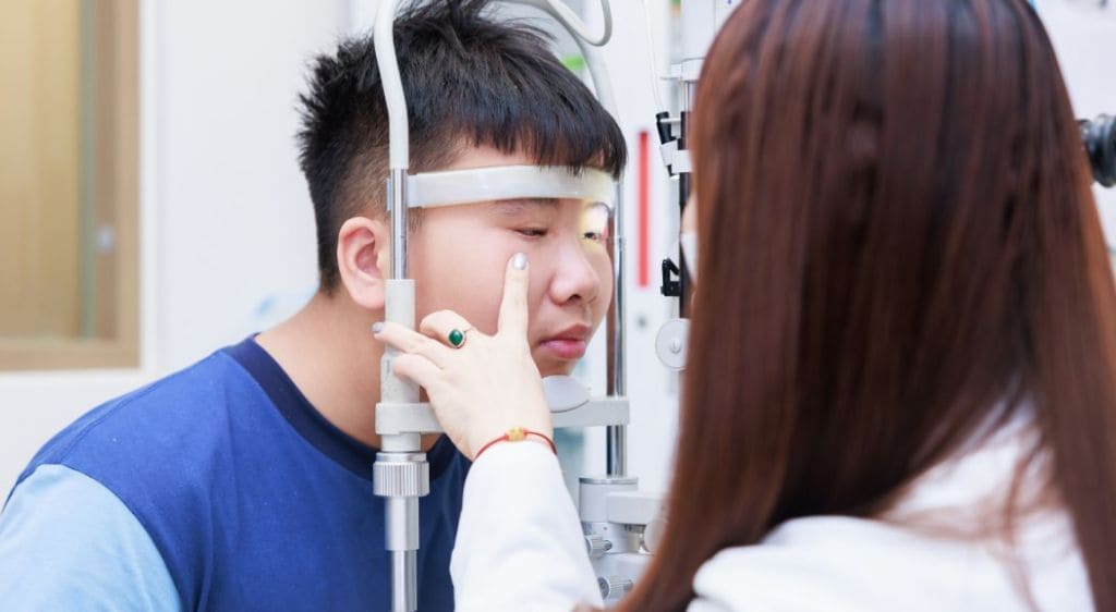 Kiểm tra đèn khe và soi đáy mắt để tìm kiếm dấu hiệu đục thủy tinh thể hoặc tổn thương võng mạc