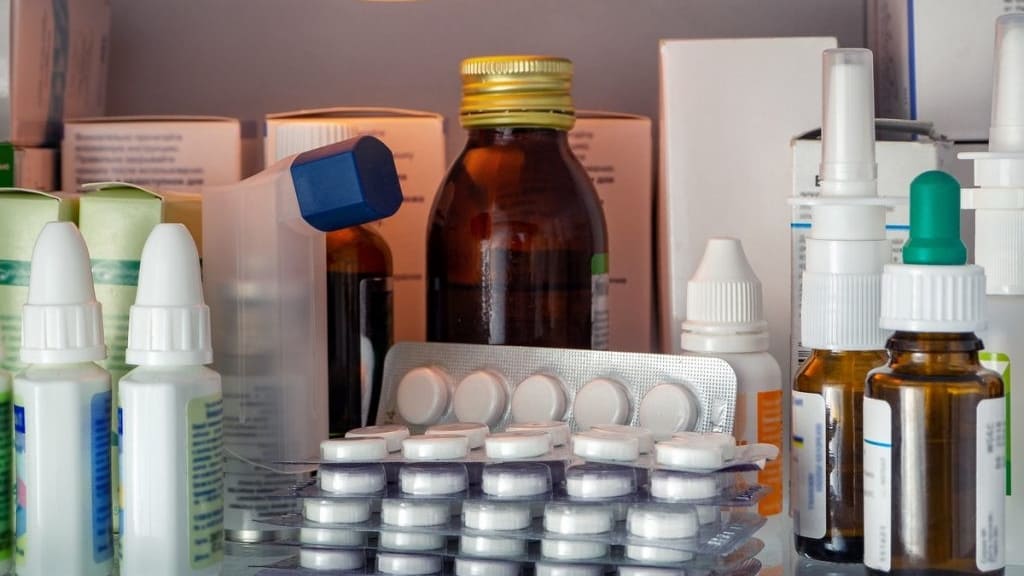 Một số thuốc nhỏ mắt cần được bảo quản lạnh trong quá trình sử dụng