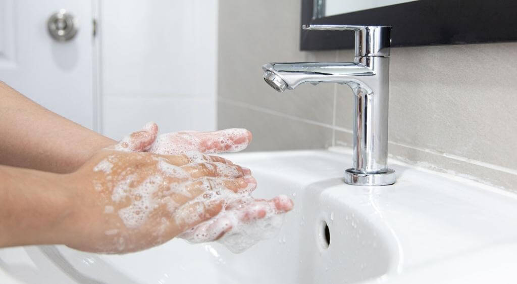 Nên rửa tay sạch trước khi tiếp xúc với mắt