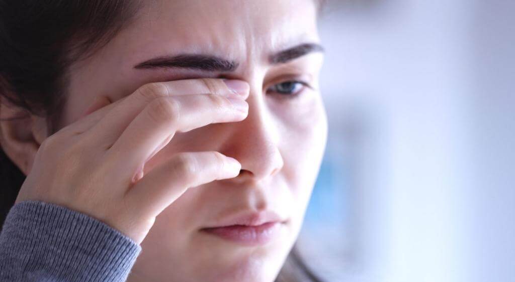 Nếu mắt vẫn còn đau nhiều sau khi có bụi vào mắt, cần đến cơ sở chuyên khoa mắt càng sớm càng tốt