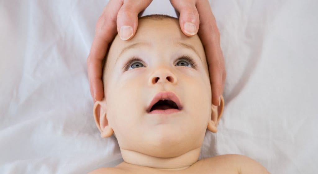 Thao tác nhẹ nhàng nhưng dứt khoát khi thực hiện cách day thông tuyến lệ tại nhà