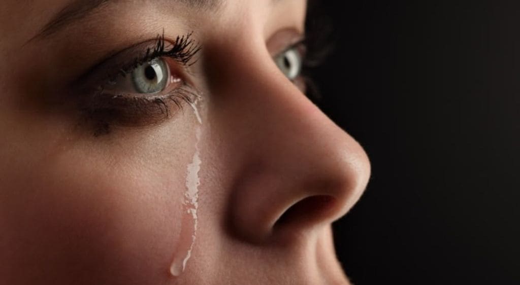 Viêm tuyến lệ gây chảy nước mắt sống