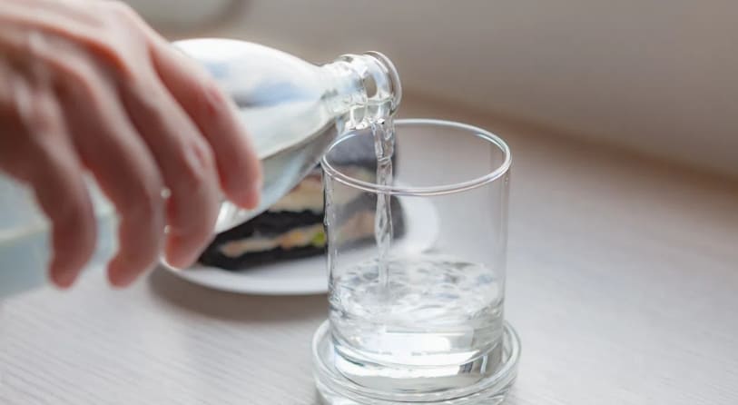 Bổ sung nước lọc đầy đủ giúp duy trì độ ẩm tự nhiên cho bề mặt nhãn cầu