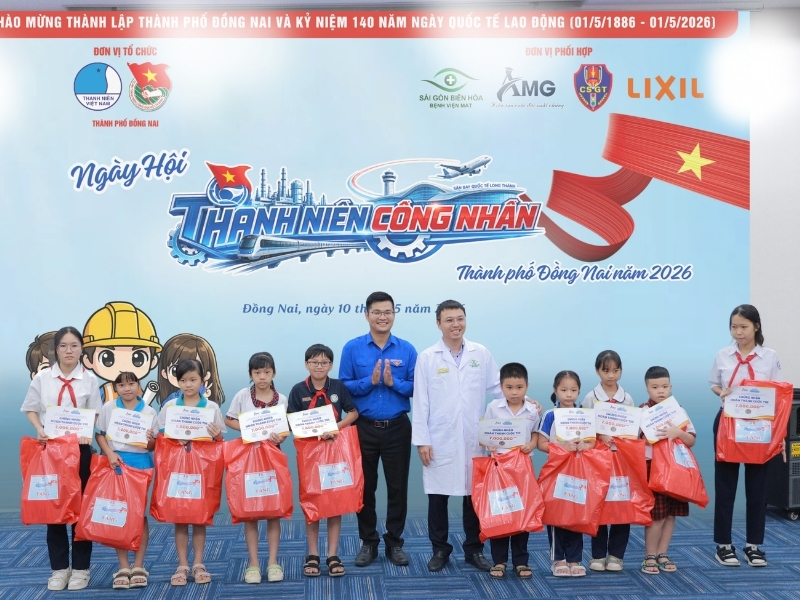 BS.CKII Trần Trọng Duy đại diện Bệnh viện Mắt Sài Gòn Biên Hòa trao tặng học bổng cho con em thanh niên công nhân