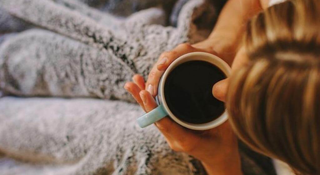 Buồn ngủ nhưng không ngủ được có thể do thói quen dùng caffeine và buổi tối