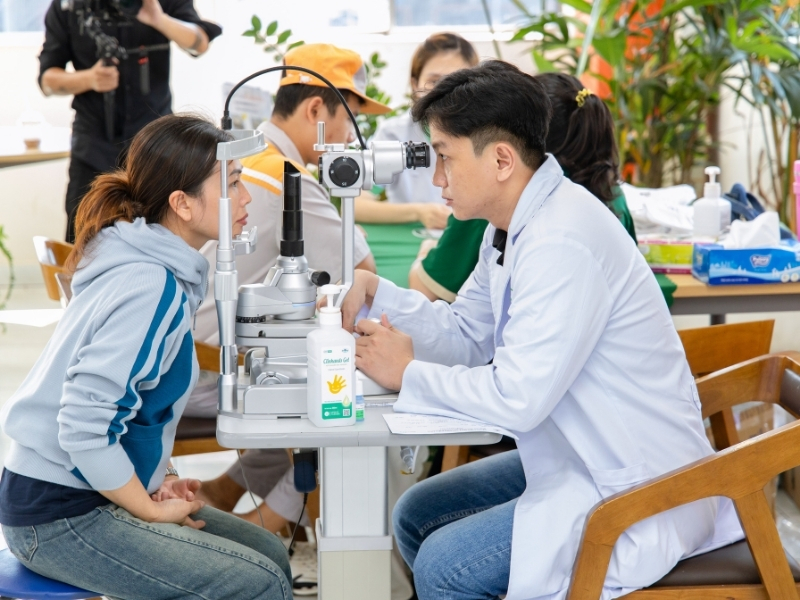 Cận cảnh thiết bị nhãn khoa hiện đại được Bệnh viện đưa đến phục vụ thăm khám