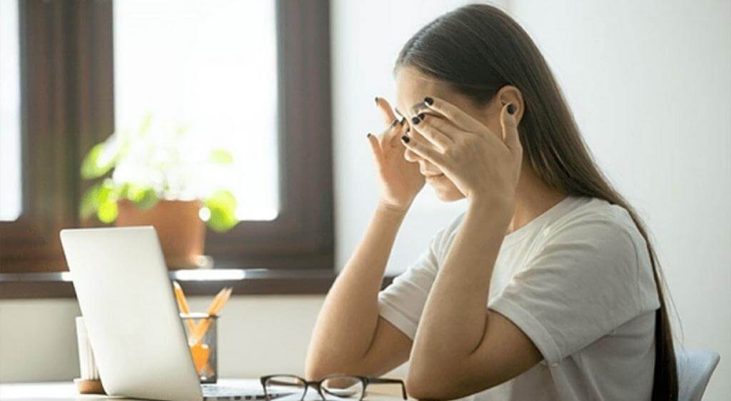 Cho mắt nghỉ ngơi đúng cách giúp hạn chế tình trạng nhìn mờ, nhòe kéo dài