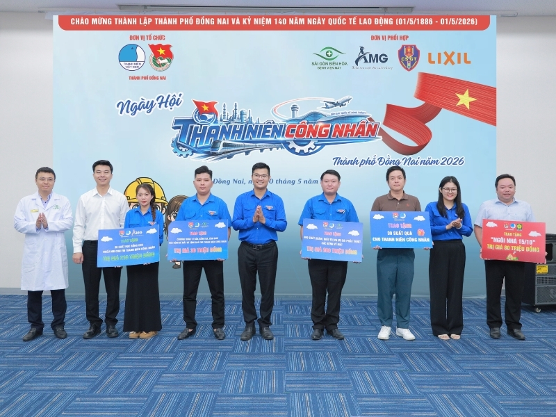 Đại diện Bệnh viện Mắt Sài Gòn Biên Hòa trao tặng học bổng và quà tặng ý nghĩa cho con em thanh niên công nhân