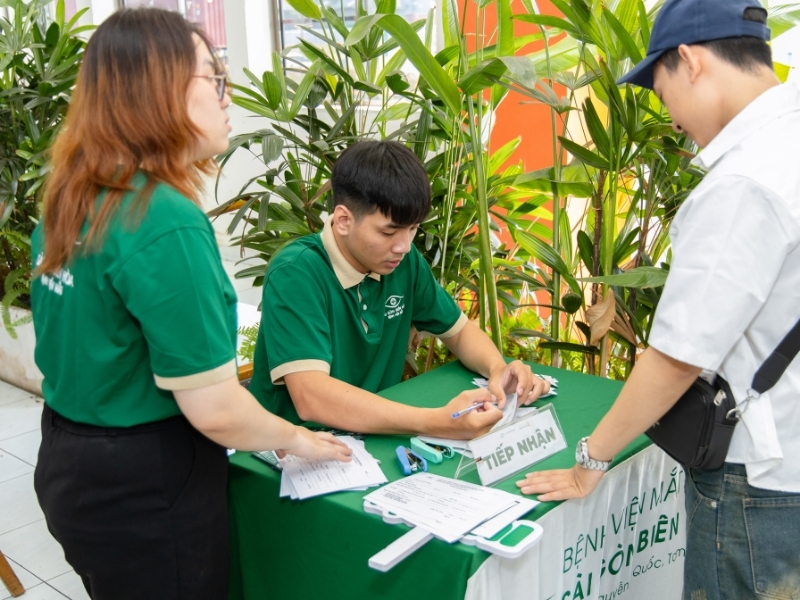 Đội ngũ nhân viên Bệnh viện Mắt Sài Gòn Biên Hòa thể hiện tinh thần xung kích vì cộng đồng