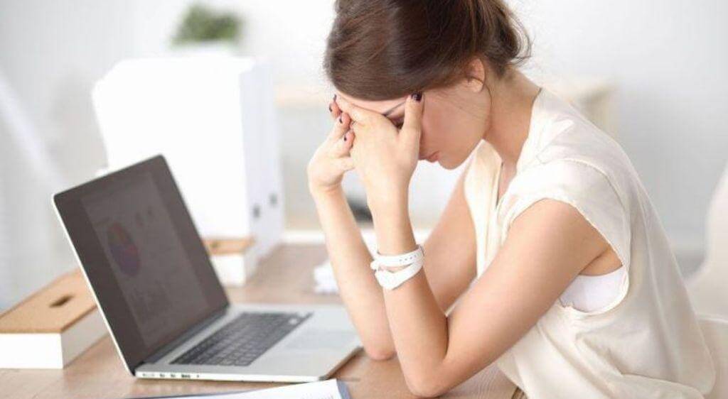 Làm việc liên tục trước máy tính có thể dẫn đến khô mắt do làm giảm phản xạ chớp mắt