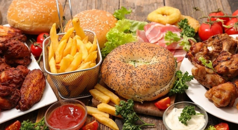 Nên tránh những thực phẩm chế biến sẵn và đồ chiên rán