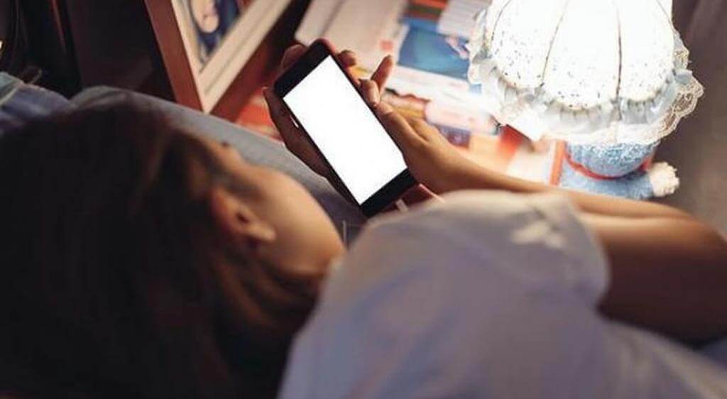 Sử dụng thiết bị điện tử quá lâu gây tình trạng mắt mỏi nhưng khó chìm vào giấc ngủ