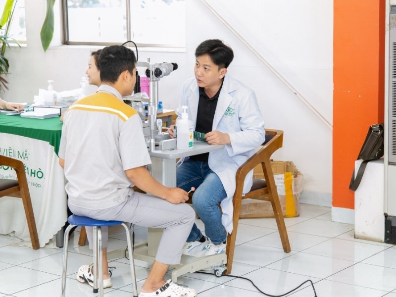 Thanh niên công nhân tập trung tại khu vực chăm sóc mắt để được bác sĩ thăm khám, tư vấn