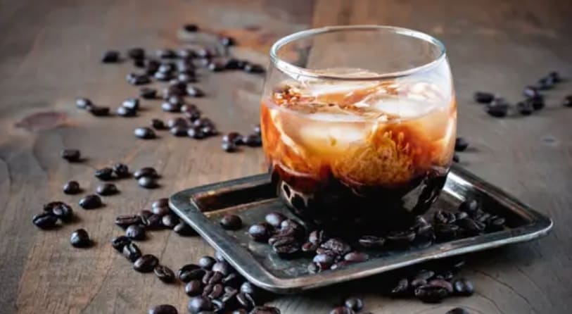 Tiêu thụ quá nhiều rượu và caffeine có thể ảnh hưởng không tốt đến tình trạng khô mắt