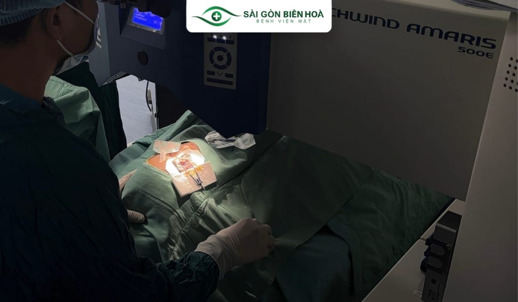 Công nghệ laser Femtosecond được ứng dụng trong một số kỹ thuật phẫu thuật khúc xạ để tạo đường cắt chính xác trên giác mạc.