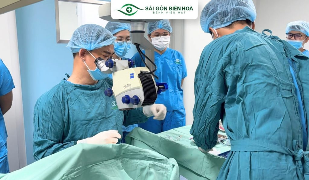 Hệ thống thiết bị laser là một trong những yếu tố ảnh hưởng đến công nghệ và chi phí phẫu thuật khúc xạ.