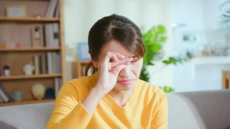 Cách chữa mắt bị đổ ghèn ở người lớn