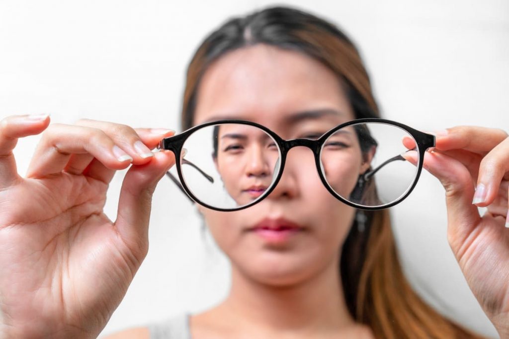 Mắt cận lệch