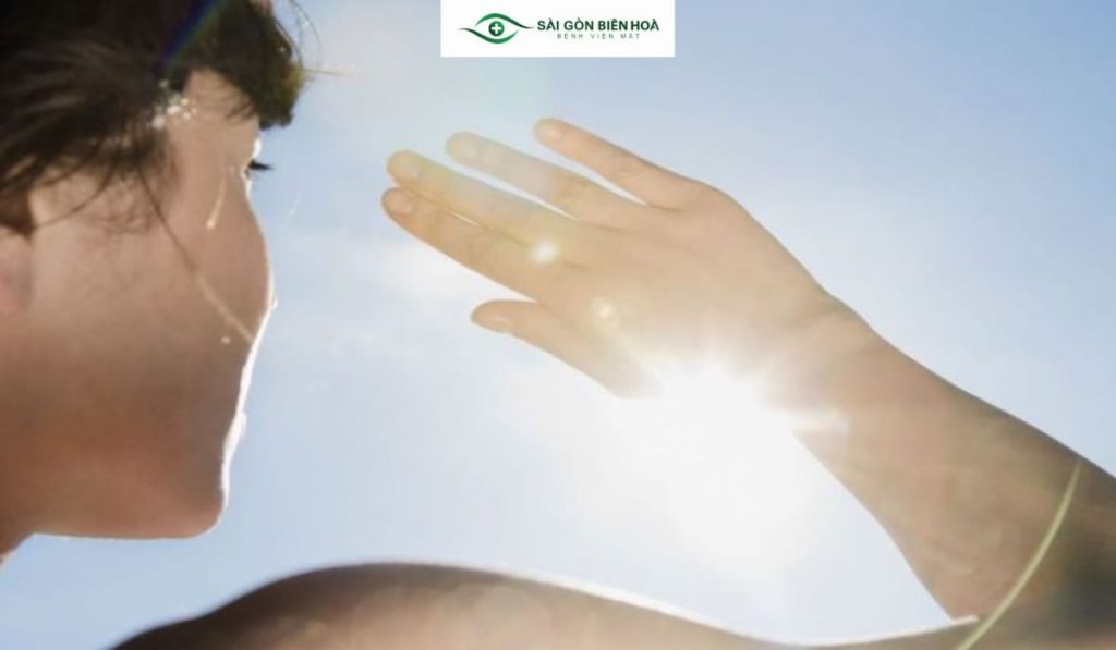 Nhạy cảm với ánh sáng biểu hiện như thường xuyên bị chói nhóa mắt khi nhìn vào ánh sáng hay nhìn ở nơi có bóng râm sẽ rõ hơn là nơi có ánh sáng