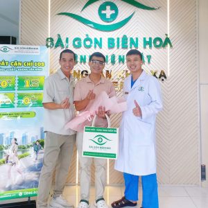 Nụ cười rạng rỡ của khách hàng đầu tiên sau ca phẫu thuật xóa cận