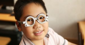 Các em nhỏ sẽ được đeo kính mẫu để đo thị lực
