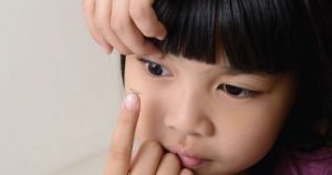 Kính áp tròng Ortho K cũng có là phương pháp điều trị cận thị hiệu quả