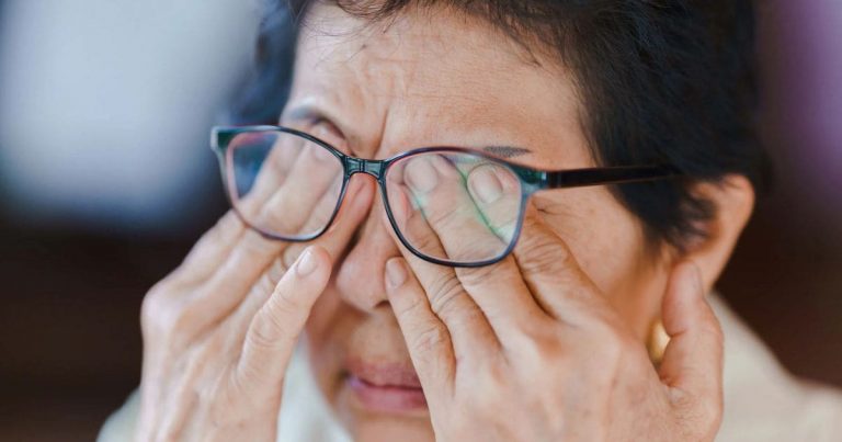 Lưu ý sau mổ mắt LASIK không dụi mắt để tránh biến chứng