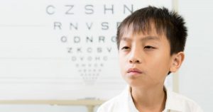 Nheo mắt thường xuyên có thể báo hiệu cận thị sớm ở trẻ em