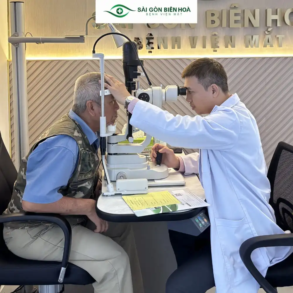 Bác sĩ Chuyên khoa II Trần Trọng Duy trực tiếp thăm khám, tư vấn và thực hiện phẫu thuật thay thủy tinh thể cho người bệnh