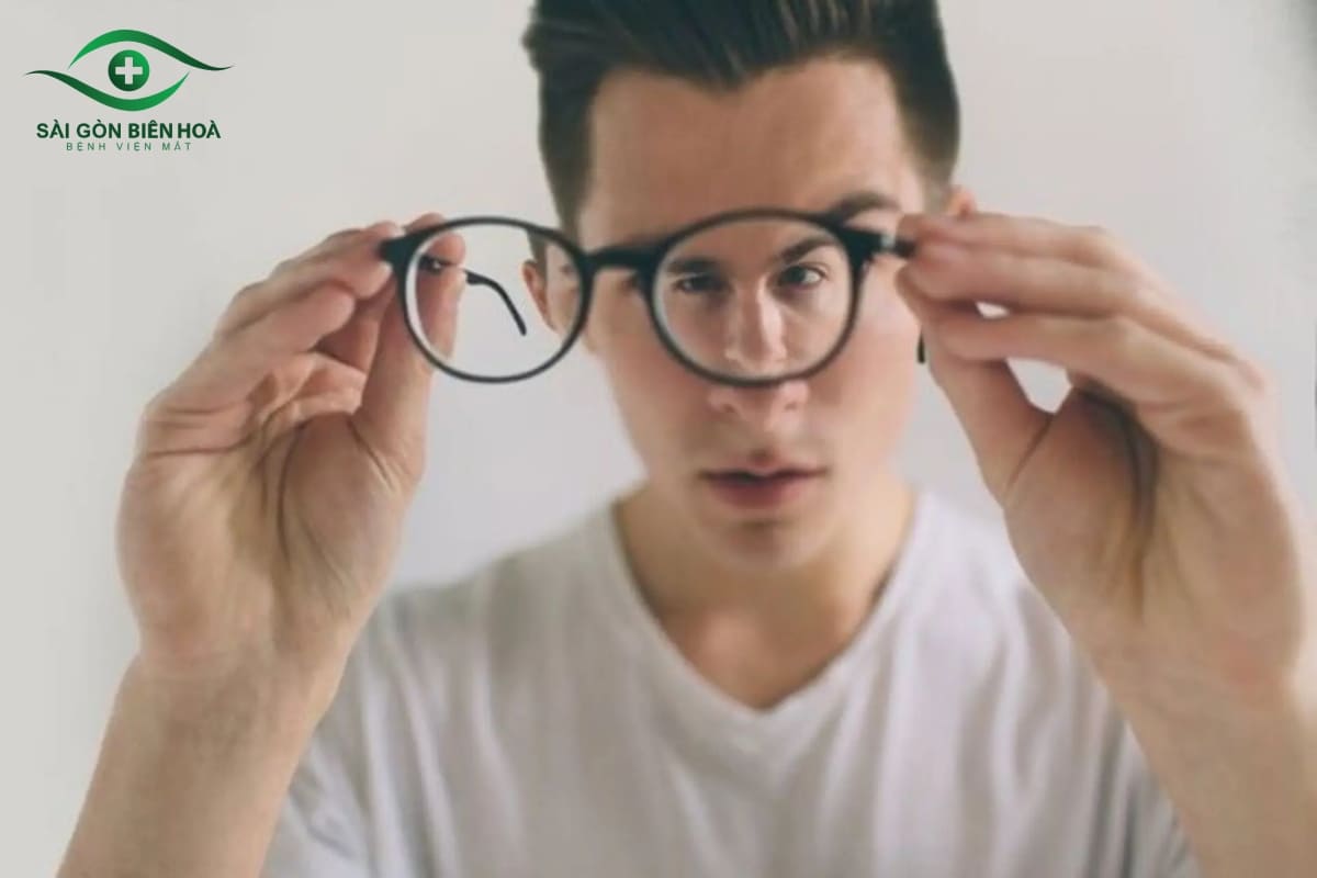 Đeo kính gọng hỗ trợ duy trì độ cận cho người bệnh