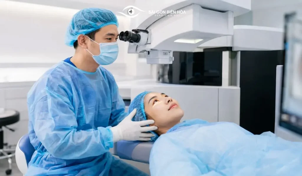 Phẫu thuật khúc xạ có thể giúp giảm phụ thuộc kính ở người đủ điều kiện, nhưng cần được khám và đánh giá chuyên sâu trước khi thực hiện.