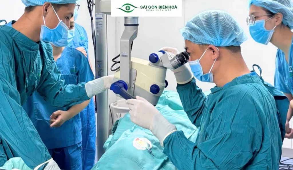 Các phương pháp phẫu thuật khúc xạ như LASIK, Femto LASIK, CLEAR hoặc SMILE cần được bác sĩ đánh giá chỉ định trước khi thực hiện.